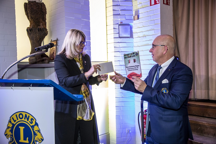 Vize-Governorin Susanne Engels-Stirm überbringt die offiziellen Glückwünsche des Lions-Clubs International und des Distriktes Westfalen-Lippe. Mit im Bild ist Präsident Ulrich Scheele.